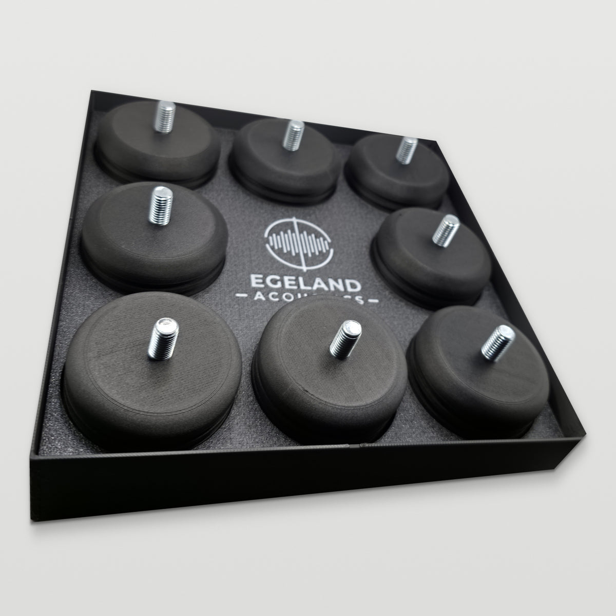 BassGuard Smooth, åtte føtter i åpen eske med EgelandAcoustics-logo, sett på skrå.