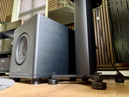 Alvea under stativet til en Dynaudio Contour 20 Black Edition og under en Sonus faber Gravis III, sett lavt